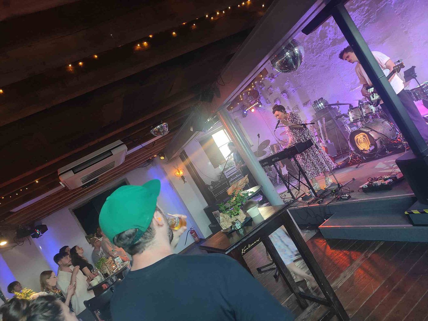 Feiernde vor der Bühne im Partylicht