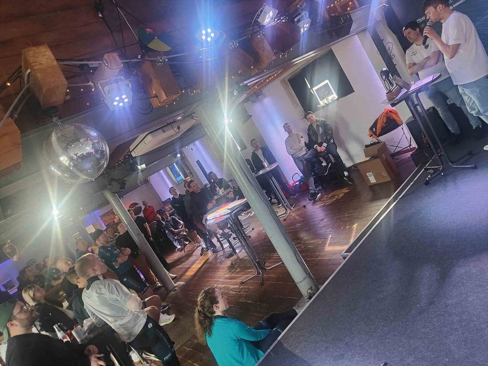 Festlich beleuchteter Saal mit gedeckter Tafel bei einer Firmenfeier in der Kornkammer Brühl